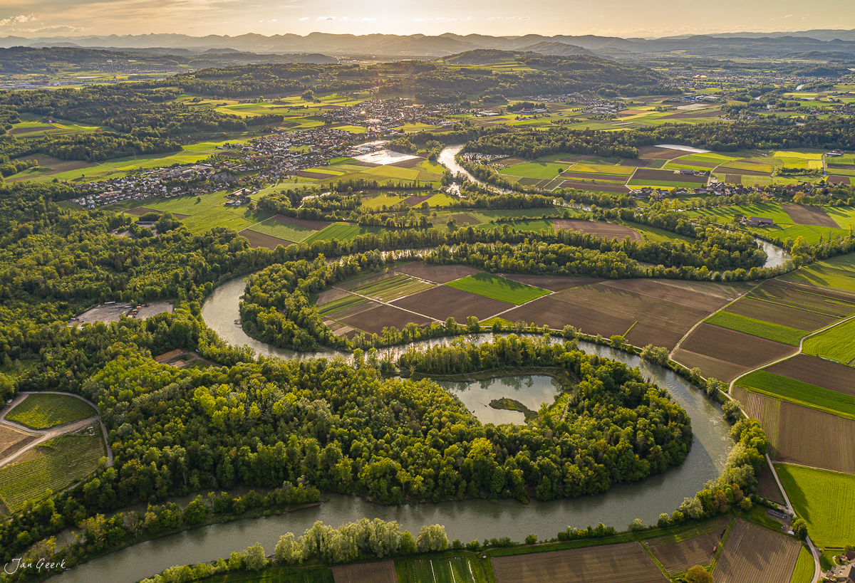 Reussschlaufe bei Hegnau mit Flusswindungen, grünen Feldern und Wäldern in Frühlingslicht, Aargau Schweiz – Jan Geerk Fotograf Basel