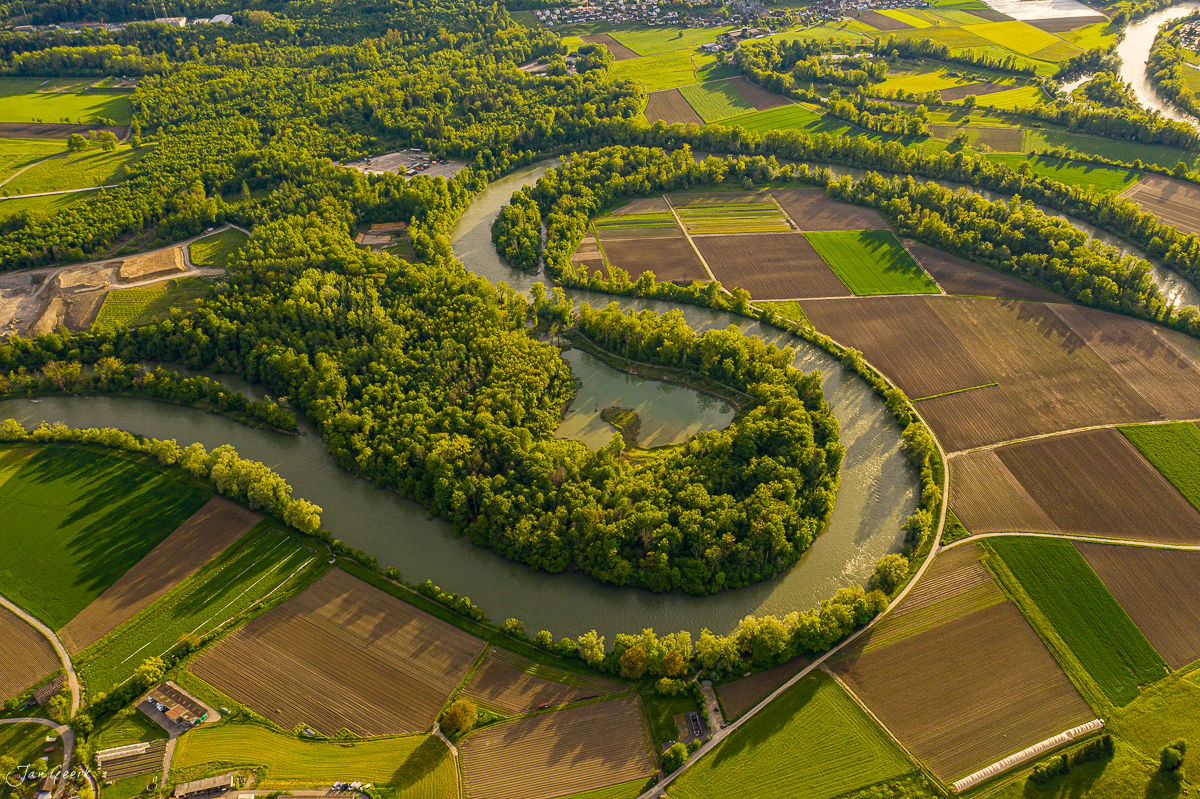 Reussschlaufe mit grünen Auenlandschaften und Ackerflächen, Sommerlicht, Aargau Schweiz – Jan Geerk Fotograf Basel
