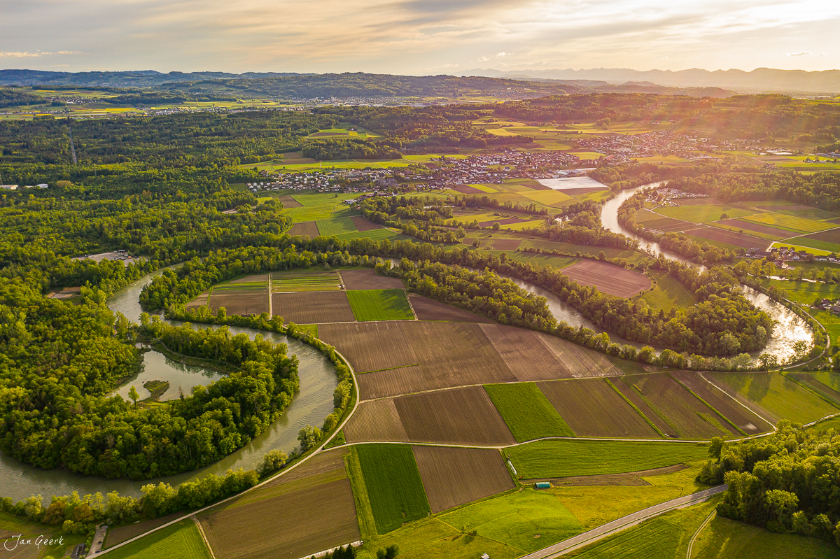 Luftaufnahme Reussschlaufe bei Hegnau mit Flusswindung grünen Feldern und Wäldern Frühling Aargau Schweiz Jan Geerk Fotograf Basel