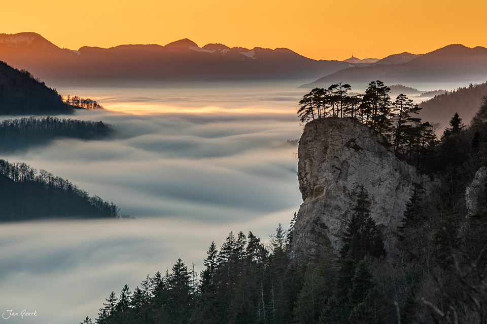 Nebelmeer über Ankenballen mit Felsennadel und Bergsilhouetten im Sonnenaufgang Winter Schweiz – Jan Geerk Fotograf Basel