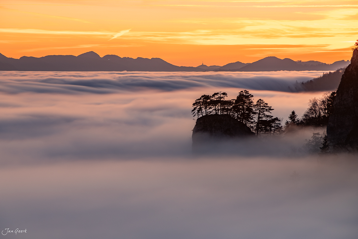 Nebelmeer über Ankenballen mit Herbstlicht und Bergpanorama in der Belchenregion Baselland Schweiz – Jan Geerk Fotograf Basel