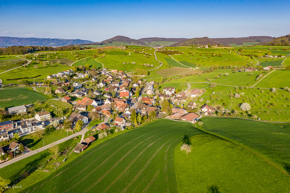 Luftaufnahme Arisdorf mit Dorf und Frühjahrsfelder Baselland Schweiz Jan Geerk Fotograf Basel