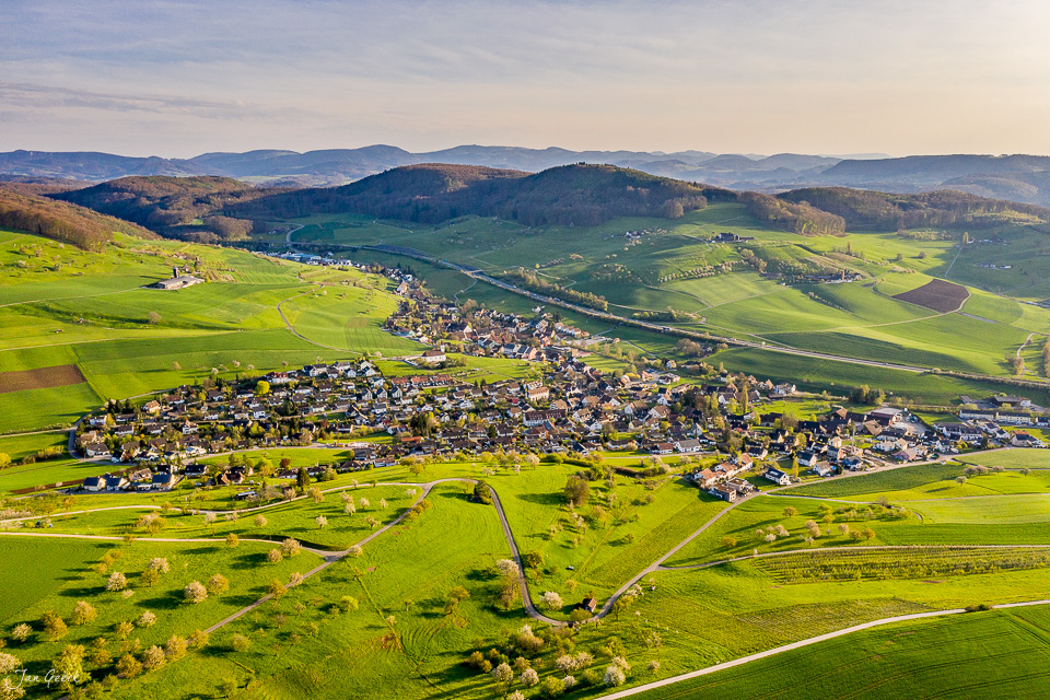 Luftaufnahme Arisdorf mit grünen Feldern Frühling Baselland Schweiz Jan Geerk Fotograf Basel