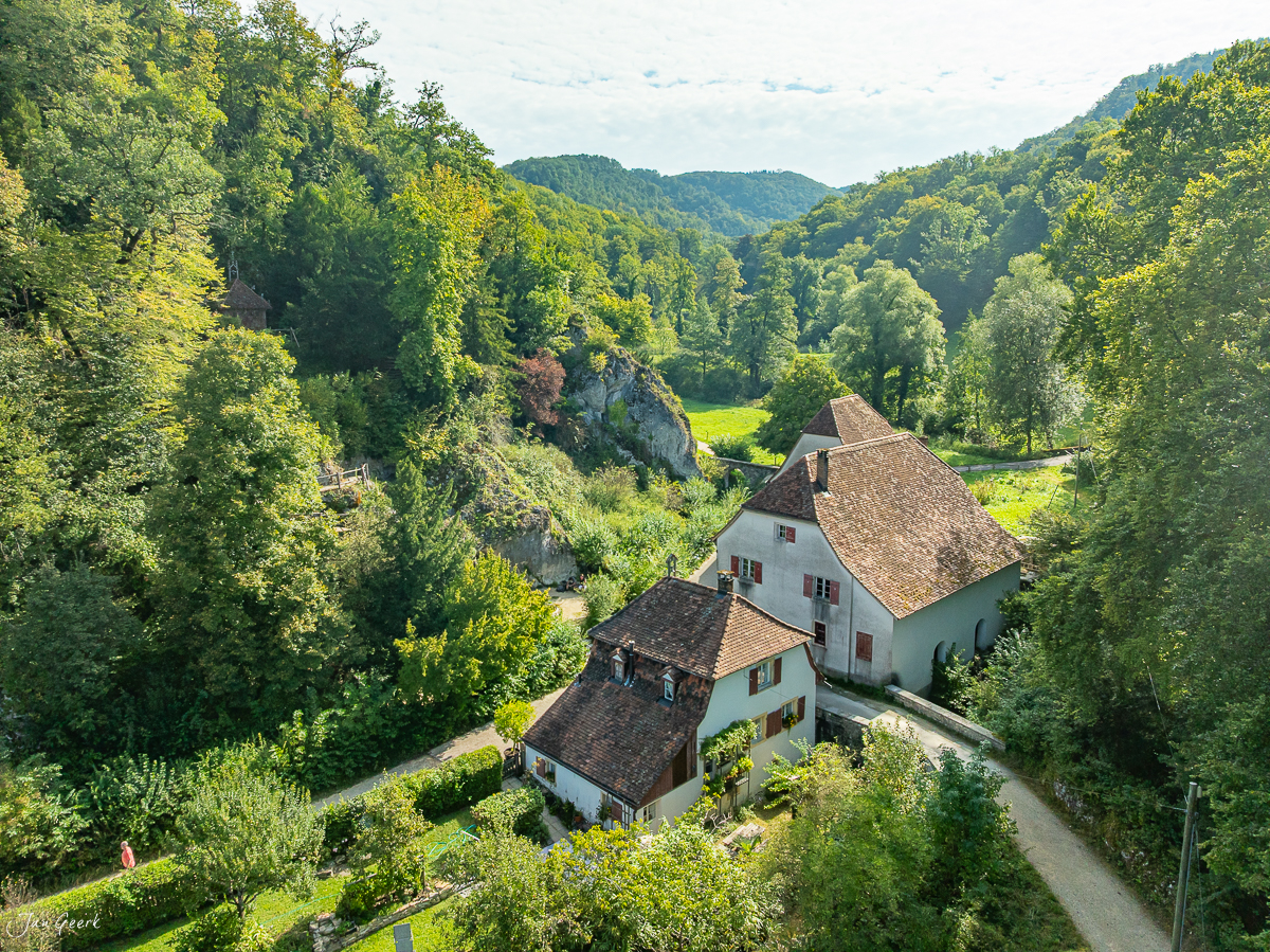 Luftaufnahme historische Häuser Ermitage Baselland sommerliche Landschaft Schweiz Jan Geerk Fotograf Basel