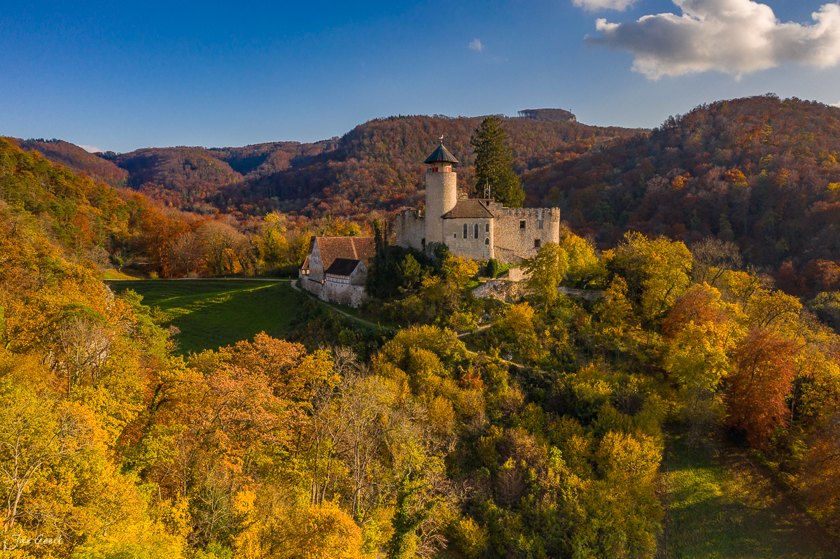 Schloss Reichenstein im Herbst umgeben von goldgelben Wäldern, Baselland Schweiz – Jan Geerk Fotograf Basel