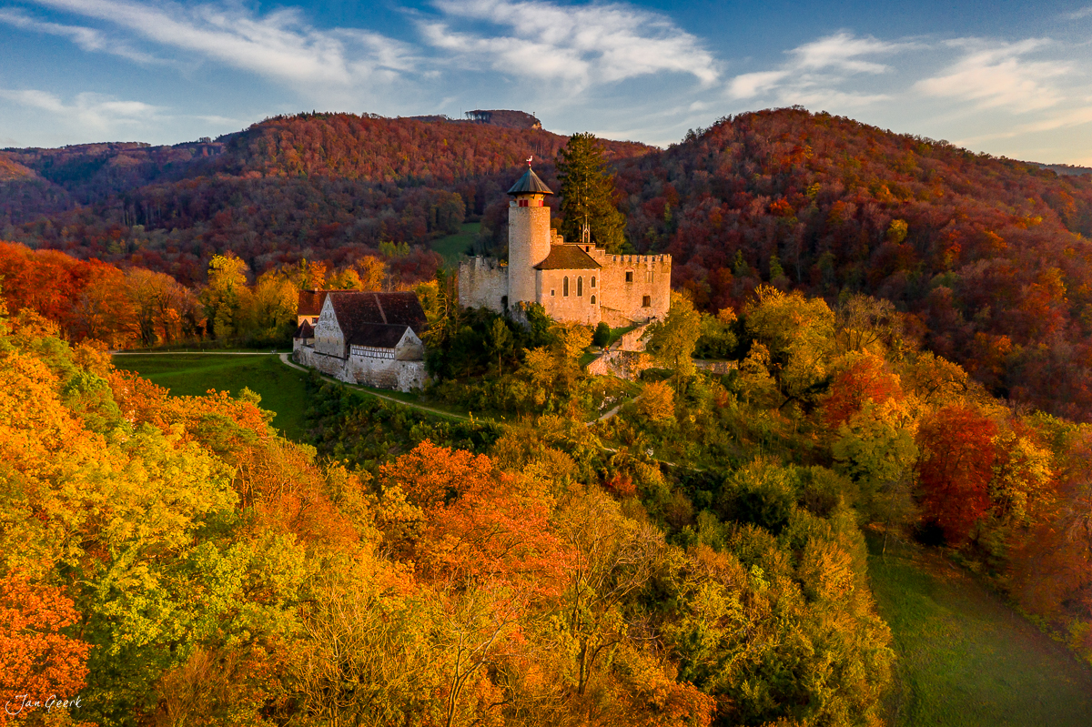 Schloss Reichenstein in Herbstfarben umgeben von goldgelben Wäldern in der Birseck Schweiz – Jan Geerk Fotograf Basel