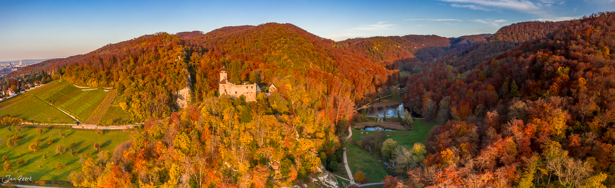 Schloss Reichenstein mit Herbstwald und Birseck Arlesheim im goldenen Kantlicht Schweiz Jan Geerk Fotograf Basel