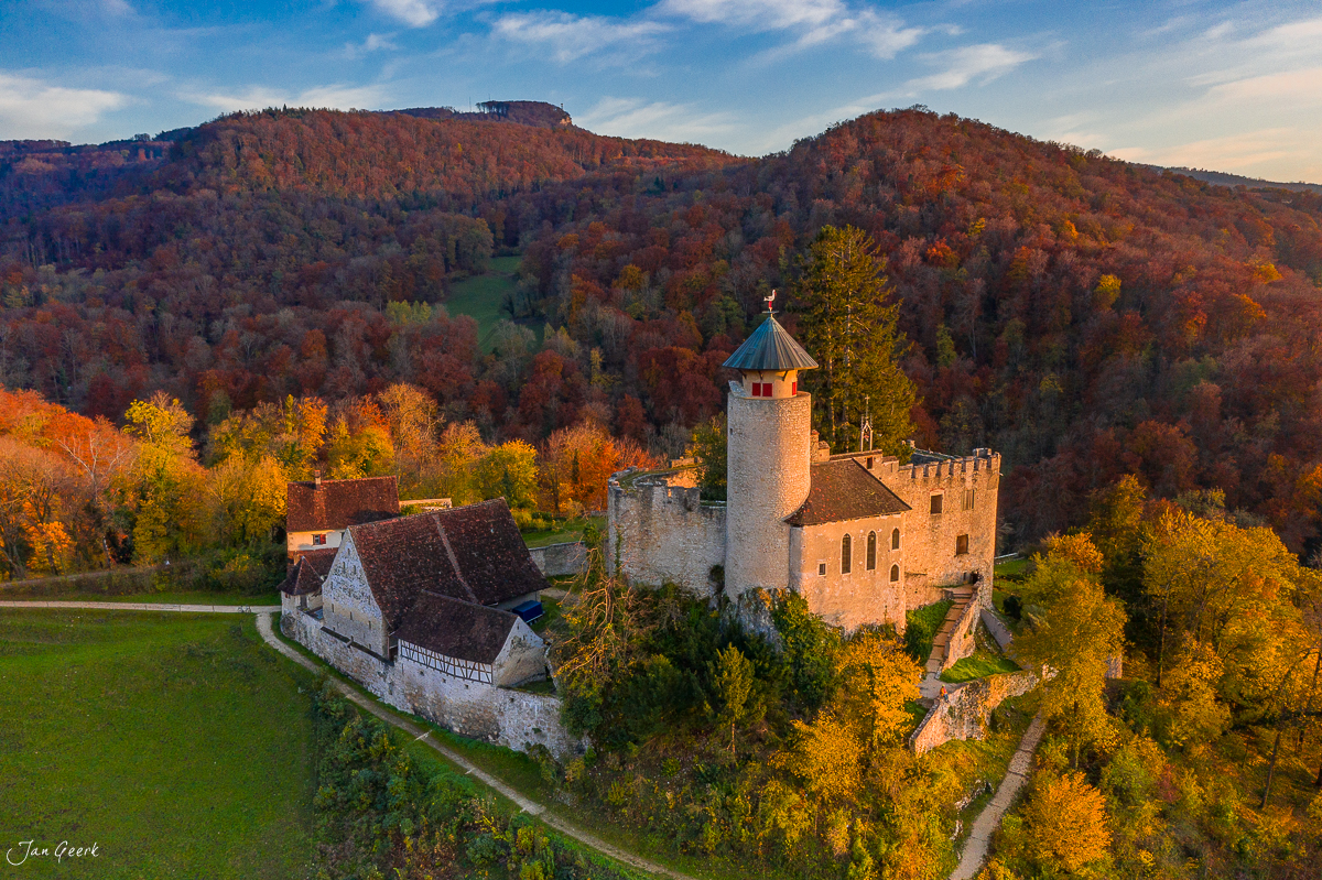 Schloss Reichenstein herbstliche Waldlandschaft golden beleuchtete Jurahügel Schweiz – Jan Geerk Fotograf Basel