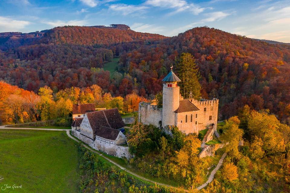 Schloss Reichenstein herbstlich von Bäumen umgeben in Arlesheim, Baselland Schweiz – Jan Geerk Fotograf Basel