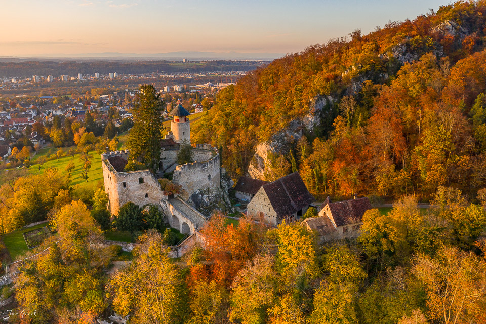 Schloss Reichenstein herbstlich umgeben von golden gefärbtem Wald in der Schweiz – Jan Geerk Fotograf Basel