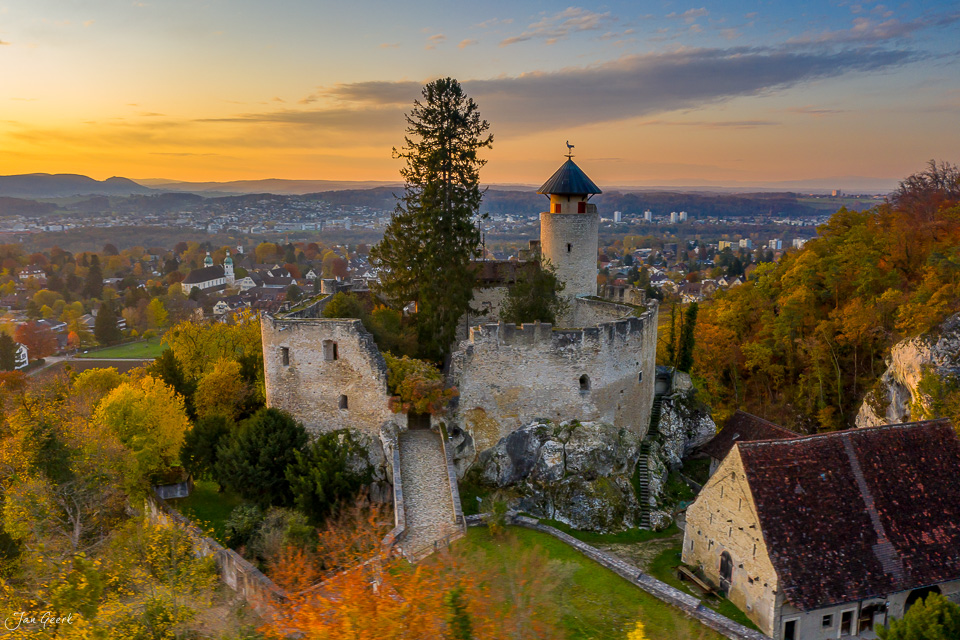 Schloss Reichenstein bei Arlesheim im Herbst bei Sonnenuntergang, Baselland Schweiz – Jan Geerk Fotograf Basel