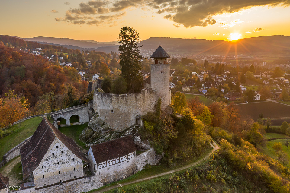 Schloss Reichenstein bei Arlesheim im Herbst bei Sonnenuntergang, Baselland Schweiz – Jan Geerk Fotograf Basel