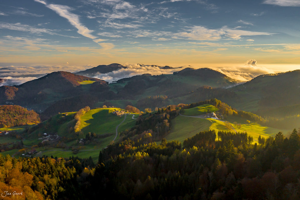 Herbstliche Berglandschaft Bölchen mit grünen Wiesen und Nebel in der Nordwestschweiz – Jan Geerk Fotograf Basel
