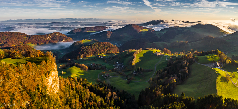 Herbstliche Berglandschaft mit Nebel und grünen Wiesen am Bölchen Nordwestschweiz – Jan Geerk Fotograf Basel