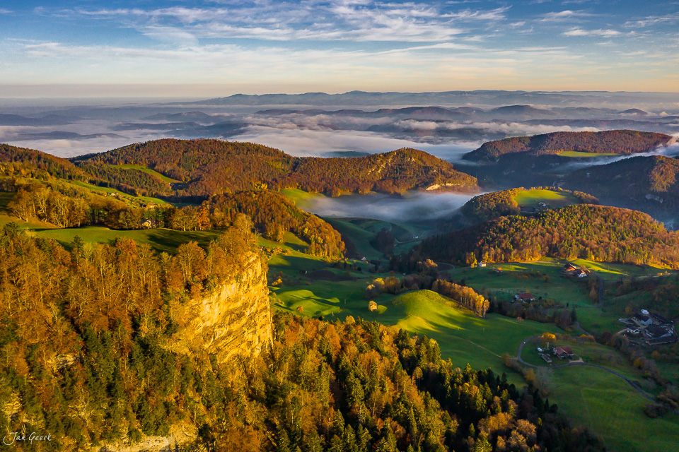 Herbstliche Berglandschaft Bölchen mit Nebelmeer, Wäldern und Wiesen in der Nordwestschweiz – Jan Geerk Fotograf Basel
