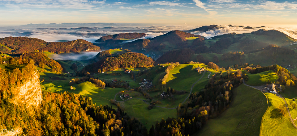 Herbstliche Berglandschaft mit grünen Wiesen, Wäldern und Nebel, goldene Morgenstimmung, Nordwestschweiz – Jan Geerk Fotograf Basel
