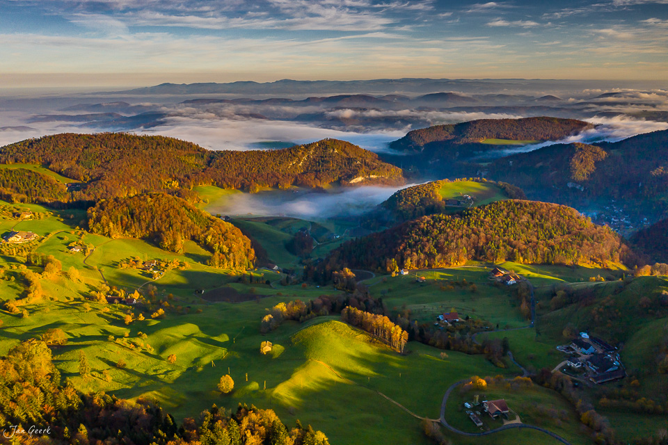 Herbstliche Hügellandschaft mit Wäldern und Nebel im Tal, Bölchen Nordwestschweiz Schweiz – Jan Geerk Fotograf Basel