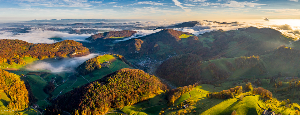Herbstliche Berglandschaft mit Nebel und grünen Wiesen in der Nordwestschweiz – Jan Geerk Fotograf Basel