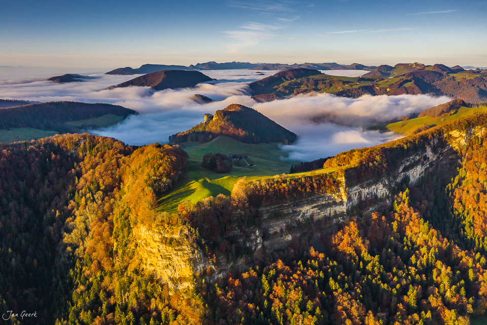 Herbstliche Berglandschaft mit Nebelmeer über dem Bölchen in der Schweiz – Jan Geerk Fotograf Basel