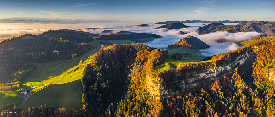 Herbstliche Berglandschaft mit Nebelmeer und farbenfrohen Wäldern in der Schweiz – Jan Geerk Fotograf Basel