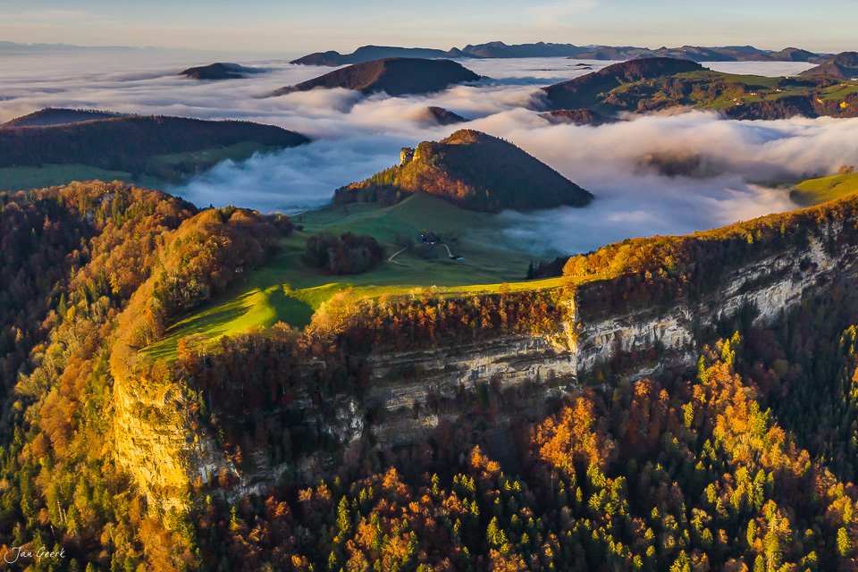 Herbstliche Berglandschaft mit Nebelmeer am Bölchen, Nordwestschweiz, Herbst, Schweiz – Jan Geerk Fotograf Basel