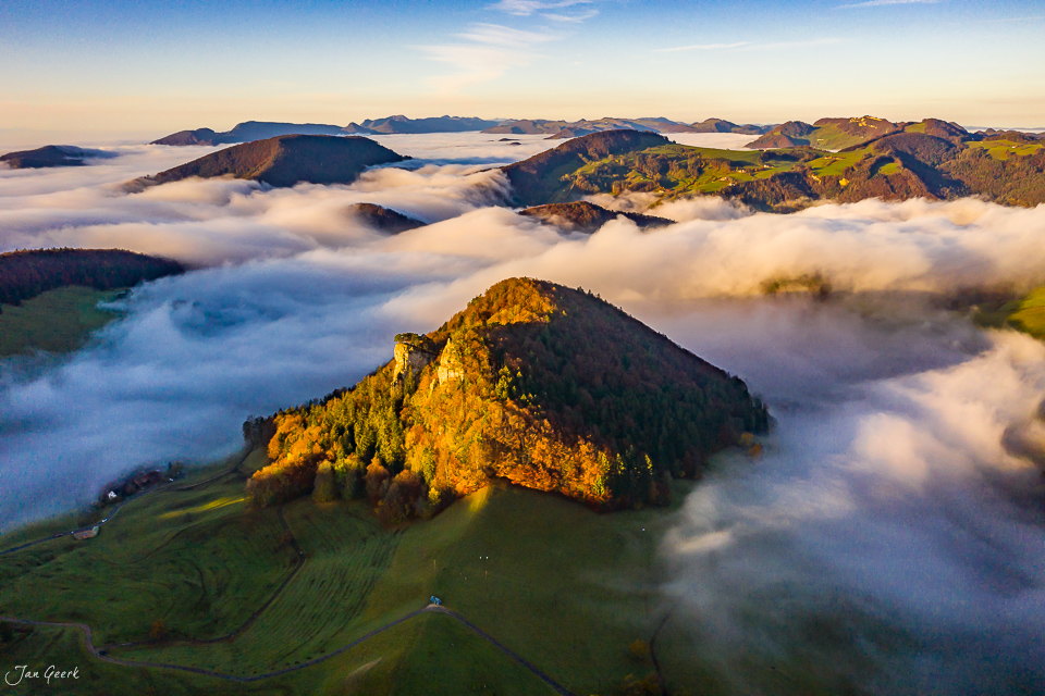Bergkuppe im Nebelmeer Bölchen Herbstmorgen Nordwestschweiz Schweiz Jan Geerk Fotograf Basel