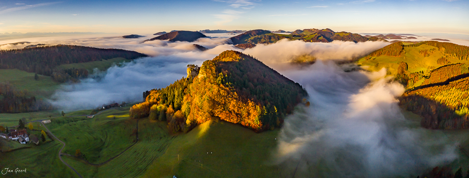 Bergkegel mit Herbstwald über Nebelmeer, Bölchen Nordwestschweiz Schweiz – Jan Geerk Fotograf Basel