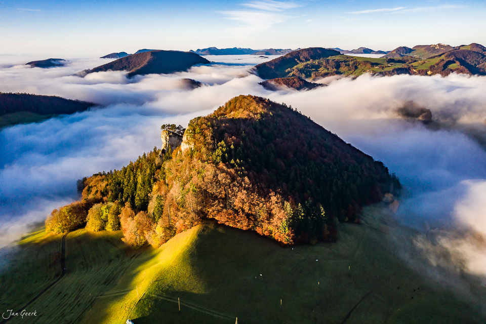 Burgfelsen mit Herbstwald über Nebelmeer, Bölchen Nordwestschweiz Schweiz – Jan Geerk Fotograf Basel