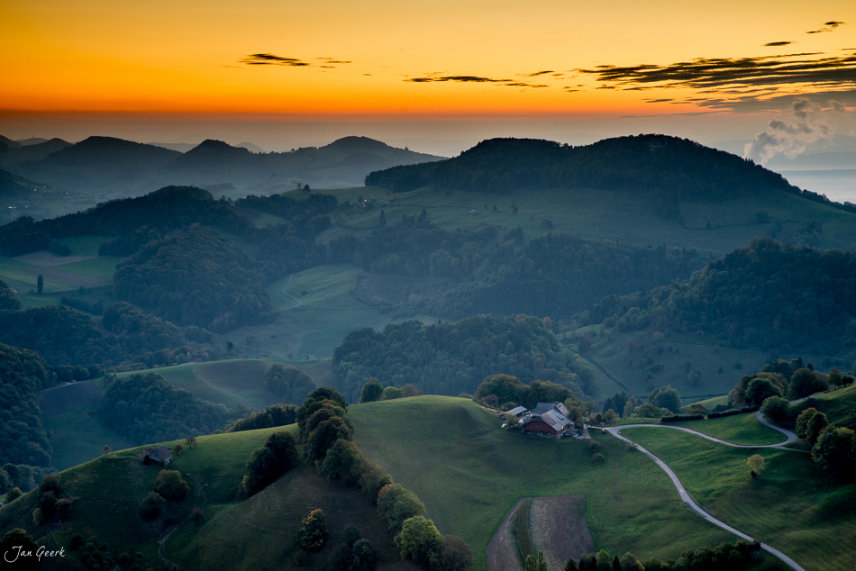 Grüne Hügellandschaft mit Bauernhof beim Bölchen bei Eptingen im Baselbiet Schweiz – Jan Geerk Fotograf Basel