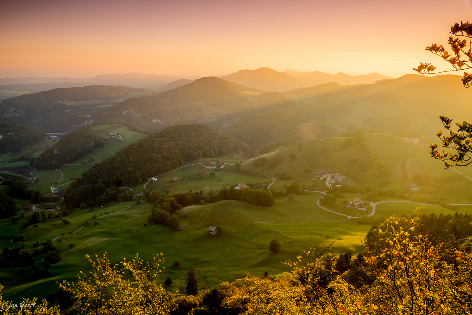 Tal-Landschaft vom Bölchen bei Sonnenaufgang mit grünen Hügeln und Herbststimmung im Baselbiet Schweiz – Jan Geerk Fotograf Basel