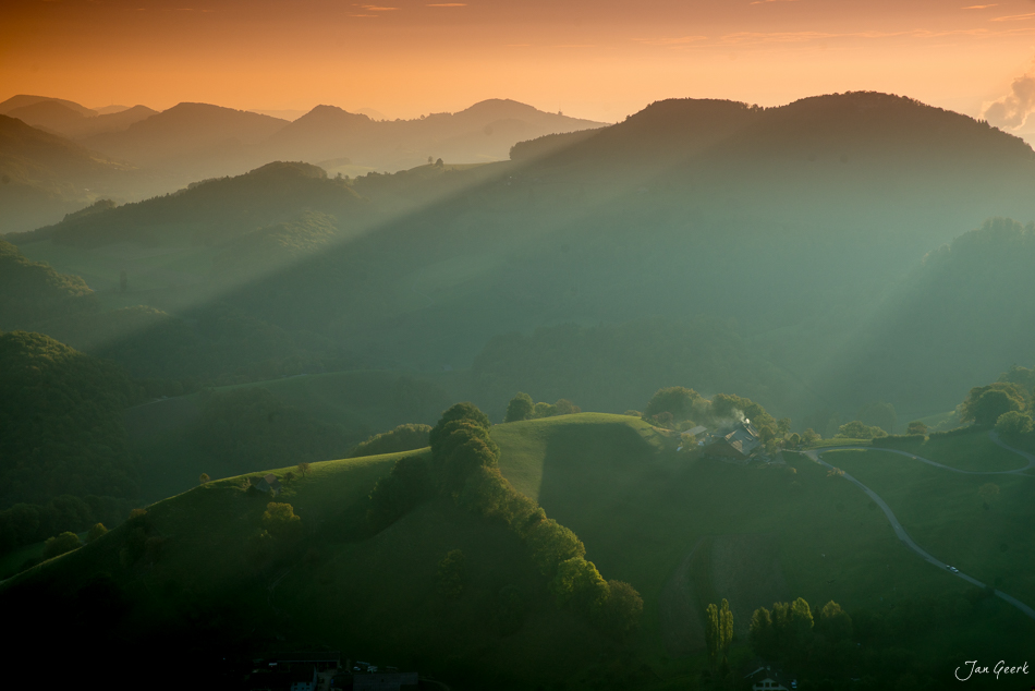 Herbstliche Berglandschaft Bölchen mit Nebel und goldenem Licht über grünen Hügeln Baselland Schweiz – Jan Geerk Fotograf Basel