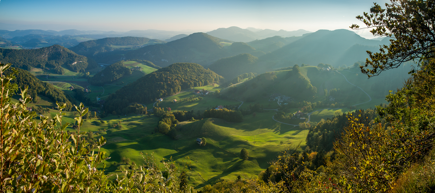 Berglandschaft Bölchen mit grünen Tälern und Wäldern, Herbststimmung Nordwestschweiz Schweiz – Jan Geerk Fotograf Basel