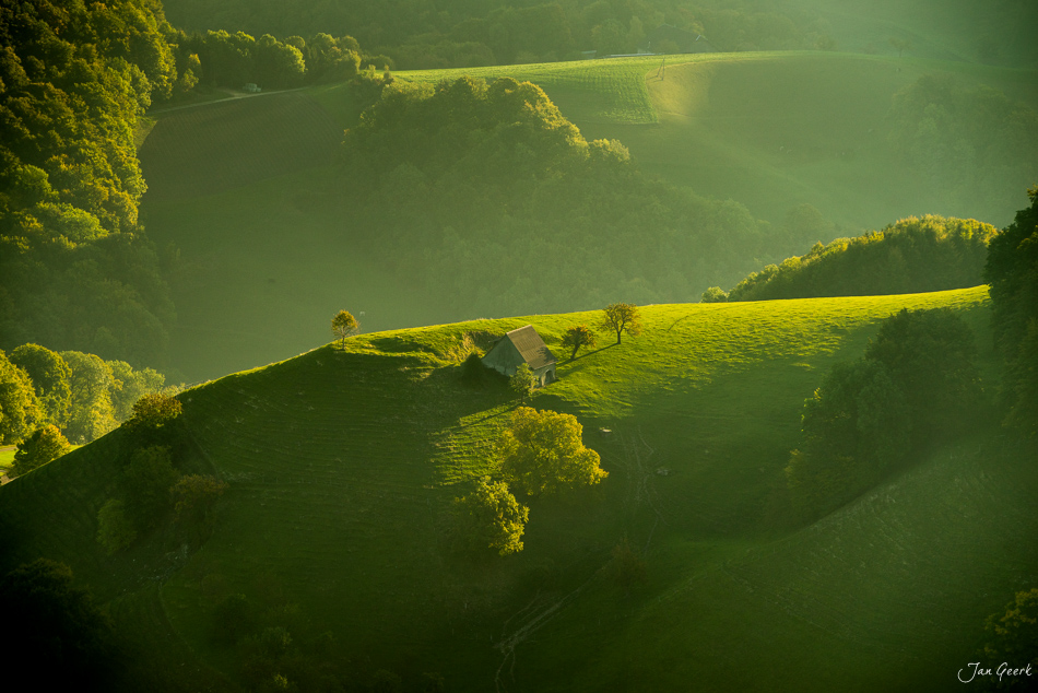 Luftaufnahme Bölchen Hügellandschaft Sommer grüne Wiesen Baselland Schweiz Jan Geerk Fotograf Basel