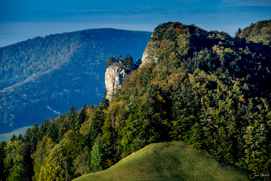 Felsenformation und Wald am Bölchen mit herbstlicher Färbung, Baselland Schweiz – Jan Geerk Fotograf Basel