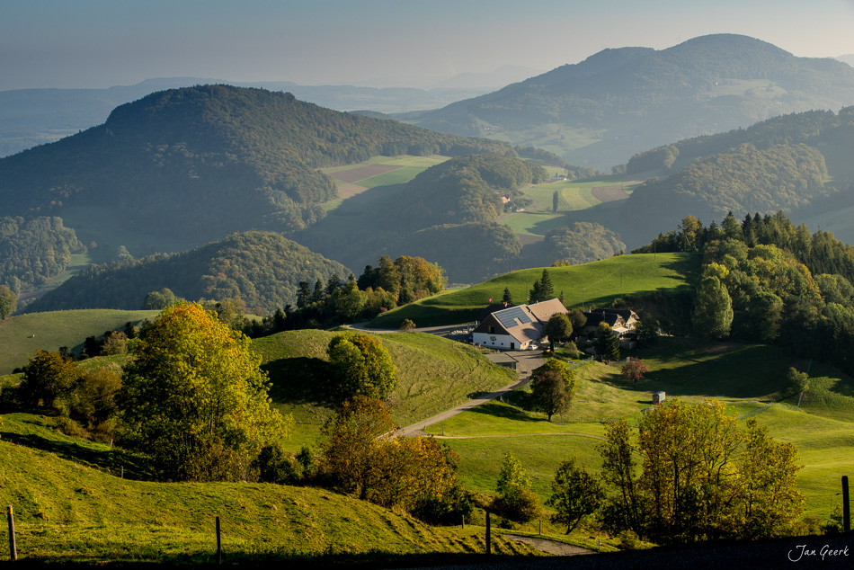Grüne Hügel mit Bauernhof im Bölchen Herbstlicht Baselland Schweiz – Jan Geerk Fotograf Basel