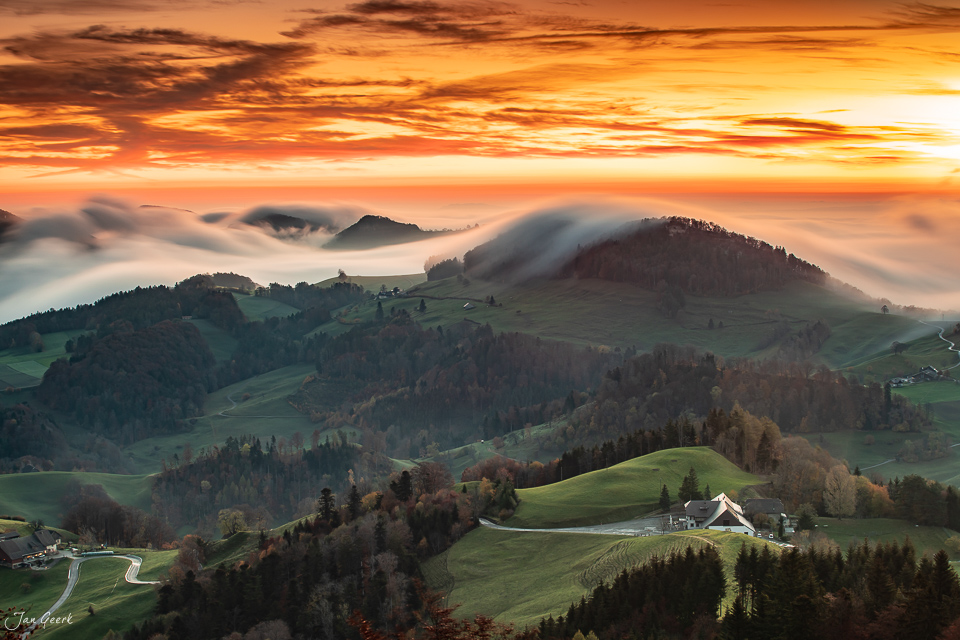 Herbstliche Berglandschaft am Bölchen mit Nebel und goldenem Sonnenaufgang, Nordwestschweiz – Jan Geerk Fotograf Basel