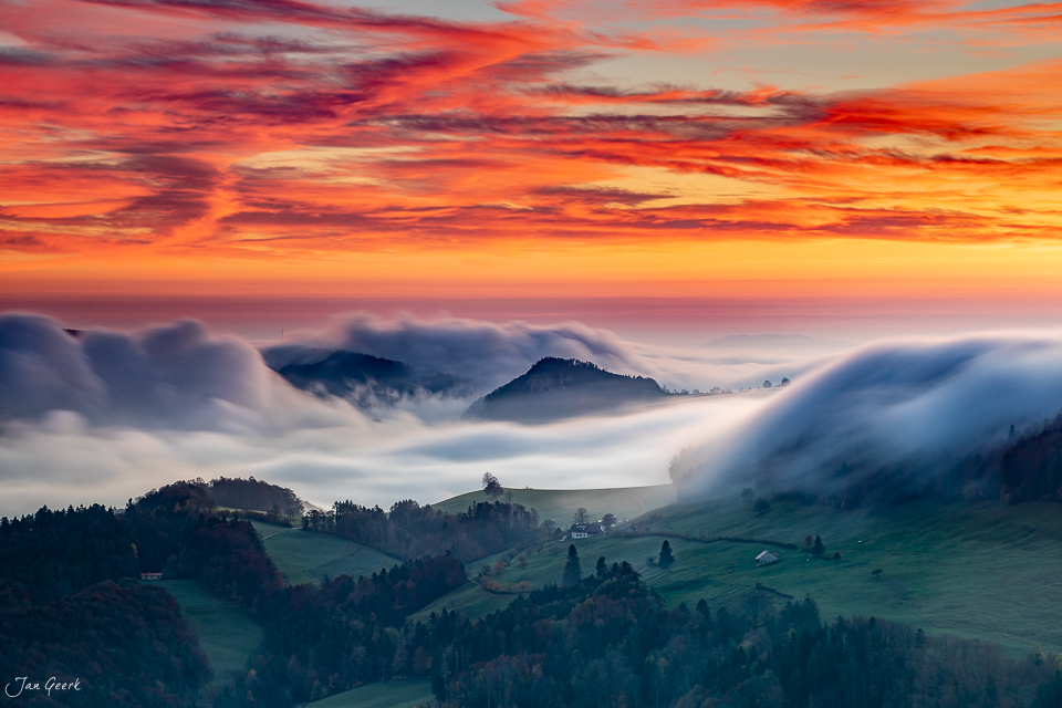 Nebelmeer über Bölchen mit dramatischem Sonnenaufgang in der Nordwestschweiz – Jan Geerk Fotograf Basel