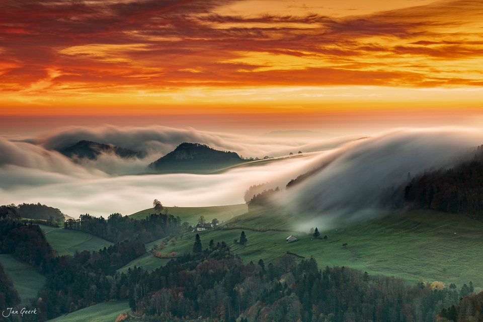 Nebelmeer über grüne Hügel und Wälder beim Bölchen in der Nordwestschweiz bei goldener Sonnenaufgangsstimmung – Jan Geerk Fotograf Basel