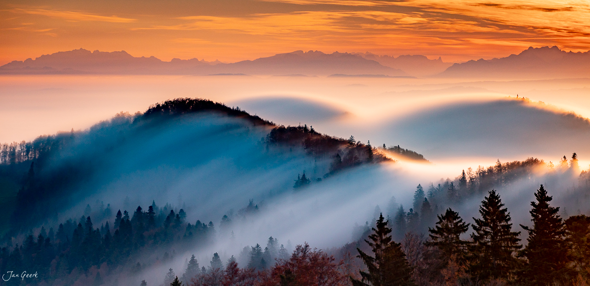 Nebelmeer über bewaldete Hügel am Bölchen in Herbststimmung, Nordwestschweiz – Jan Geerk Fotograf Basel