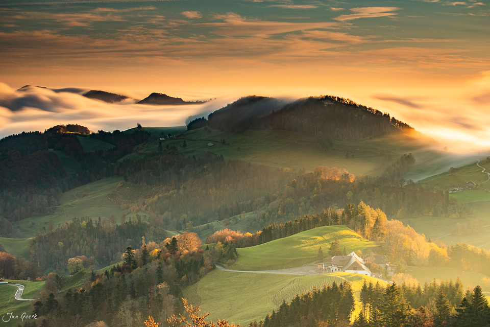 Herbstliche Berglandschaft Bölchen mit Nebel, grünen Wiesen und Wäldern Nordwestschweiz – Jan Geerk Fotograf Basel