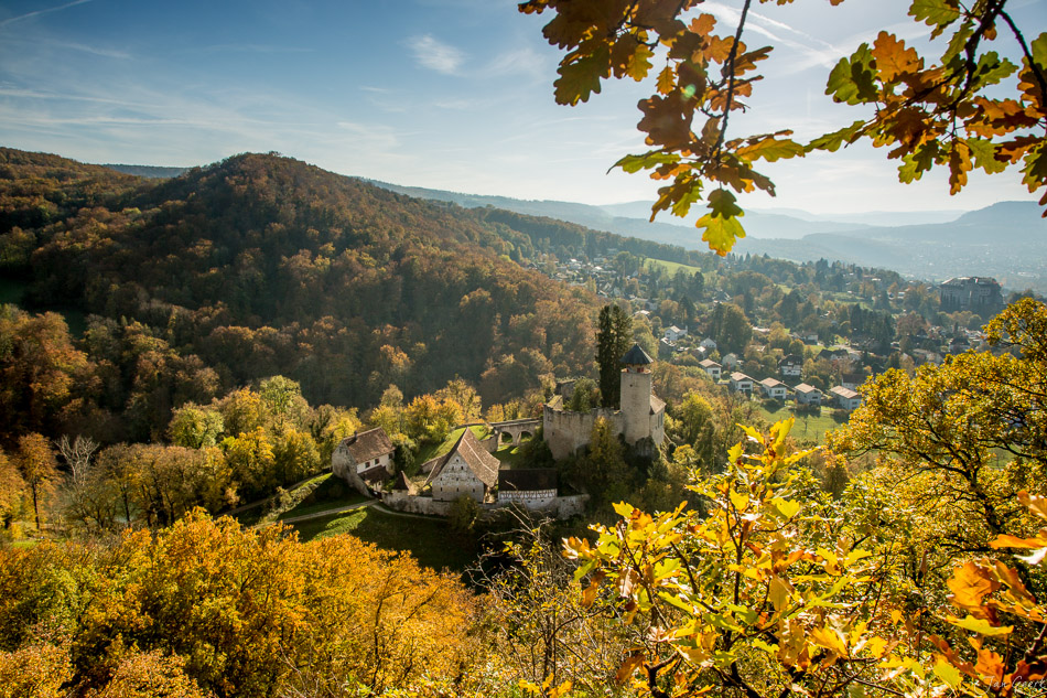 Schloss Dornach im Herbst mit goldenem Laub, Jura-Landschaft, Nordwestschweiz – Jan Geerk Fotograf Basel