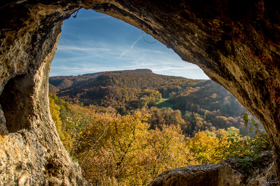 Höhle mit Ausblick ins herbstliche Jura-Tal, Nunningen Baselland Schweiz – Jan Geerk Fotograf Basel