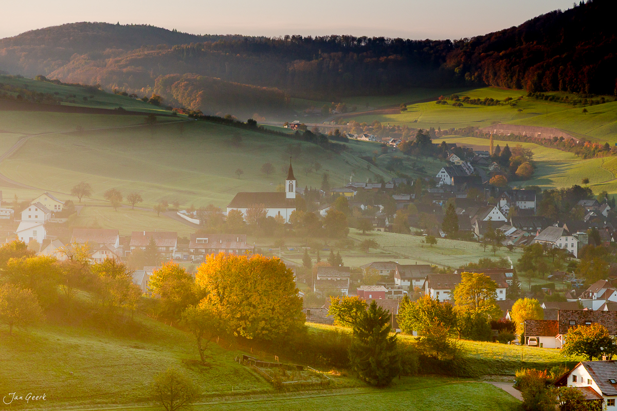 Herbstliches Dorf Arisdorf Baselland Morgennebel Schweiz Jan Geerk Fotograf Basel