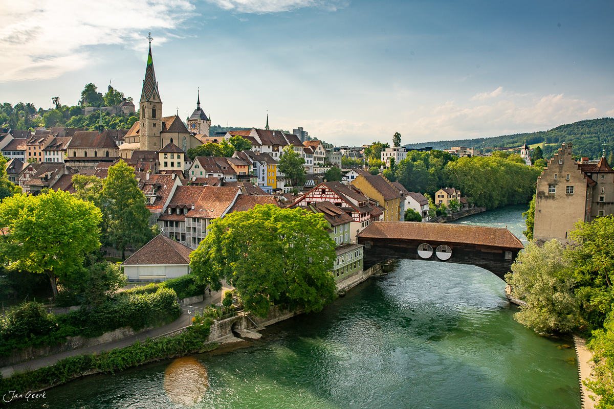 Altstadt Baden an der Limmat mit Kirchturm und Schlossruine im Sommerlicht, Aargau Schweiz – Jan Geerk Fotograf Basel