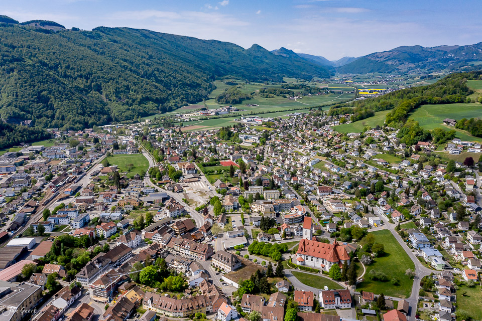 Luftaufnahme Balsthal Dorf mit Kirche Frühling Solothurn Schweiz Jan Geerk Fotograf Basel