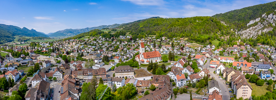 Luftaufnahme Dorf Balsthal mit Kirche, Häuser grüne Berge Frühling Nordwestschweiz Schweiz Jan Geerk Fotograf Basel
