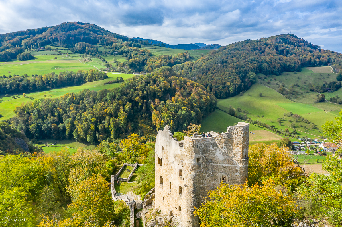 Mittelalterliche Burgruine in Baselland Luftaufnahme Herbst grüne Hügellandschaft Schweiz Jan Geerk Fotograf Basel