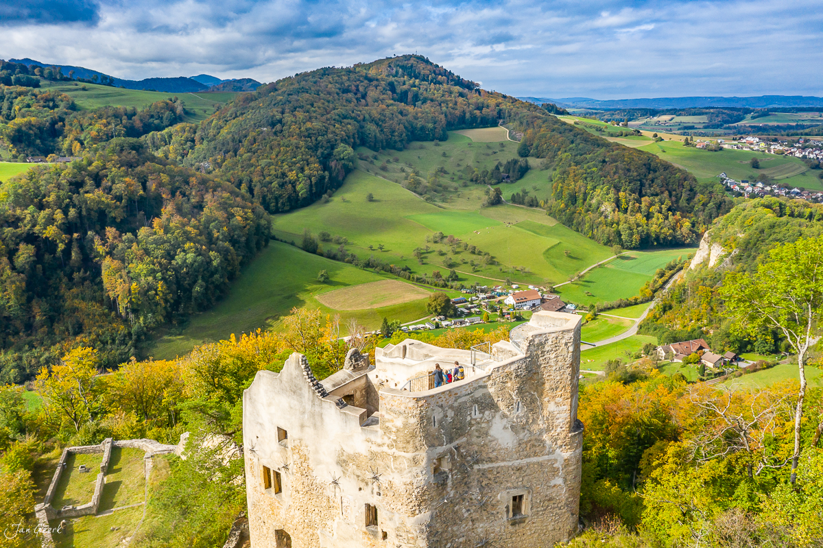 Burgruine mit Herbstwald und grünem Tal in Baselland Luftaufnahme Schweiz Jan Geerk Fotograf Basel