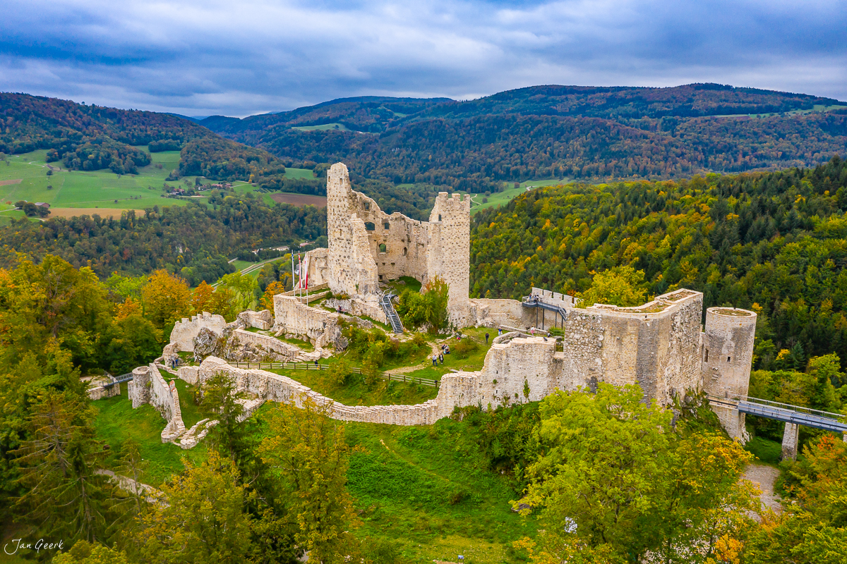 Burgenruine in Baselland Herbstlandschaft Luftaufnahme Drohne Schweiz Jan Geerk Fotograf Basel