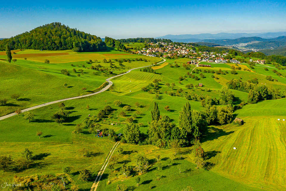 Luftaufnahme Arbolswil grüne Hügellandschaft Sommer Baselland Schweiz Jan Geerk Fotograf Basel